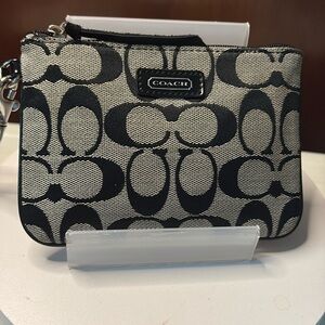 Coach  wristlet  pouch  signature canvas/black patent and smooth leather excelle
